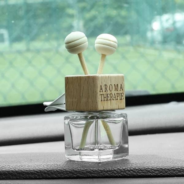 diffuseur de parfum pour voiture tableau de bord AromaAir